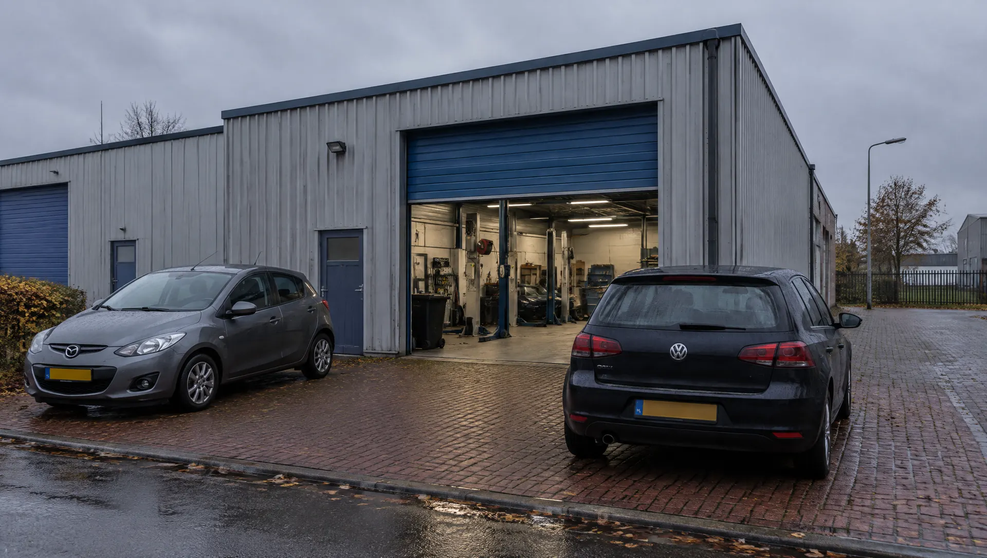 Werkplaats met open roldeur
