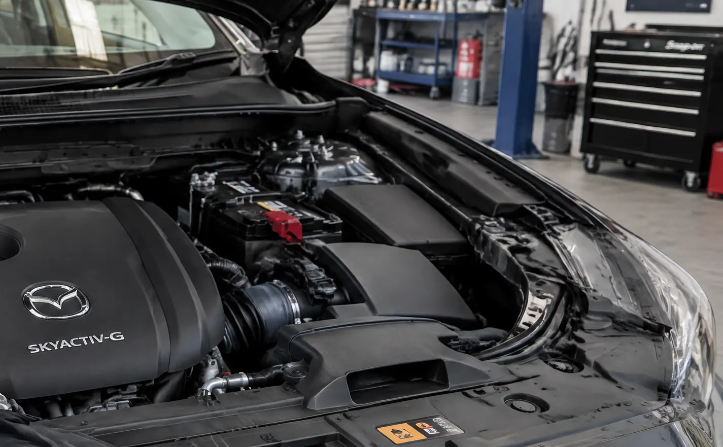 Motorruimte van een Mazda met Skyactiv-G motor
